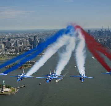 US-FRANCE-AIR SHOW La Patrouille de France survole la statue de la Liberté pour célébrer l’anniversaire de l’indépendance des États-Unis