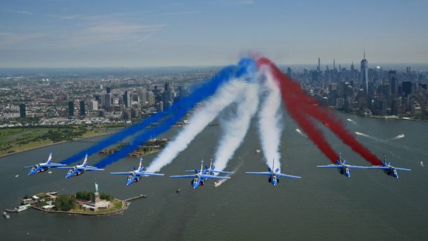 US-FRANCE-AIR SHOW La Patrouille de France survole la statue de la Liberté pour célébrer l’anniversaire de l’indépendance des États-Unis