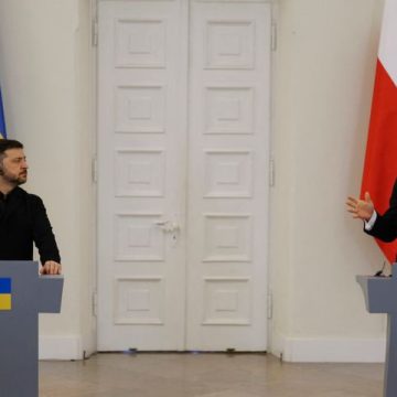 POLAND-UKRAINE-POLITICS-DIPLOMACY Tensions entre la Pologne et l’Ukraine après le retrait de la distinction de Zelensky