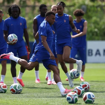 6f108beb-fca8-4c2e-86a1-b2f250e0b75a La France Affronte le Défi du Premier Match au Mondial