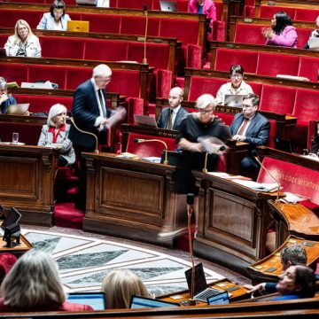 Débat Parlementaire sur l’Aide à Mourir : Une Lecture Délicate