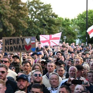 Far Right Groups Encourage Protest Over Death Of Henry Nowak Les tensions entre le Royaume-Uni et les États-Unis suite à un drame