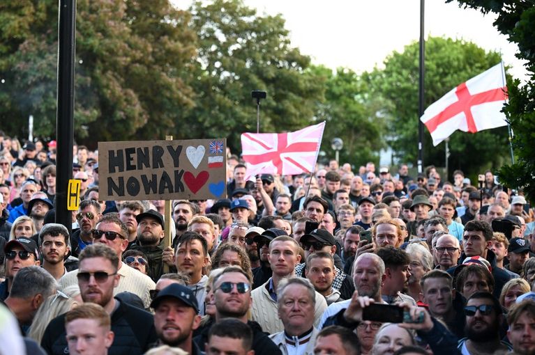 Far Right Groups Encourage Protest Over Death Of Henry Nowak Les tensions entre le Royaume-Uni et les États-Unis suite à un drame