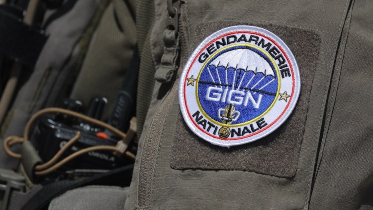 7f3eeda9-c364-4253-a5d3-30e0f152f18e Intervention du GIGN à Nogent-le-Rotrou : un octogénaire armé interpellé