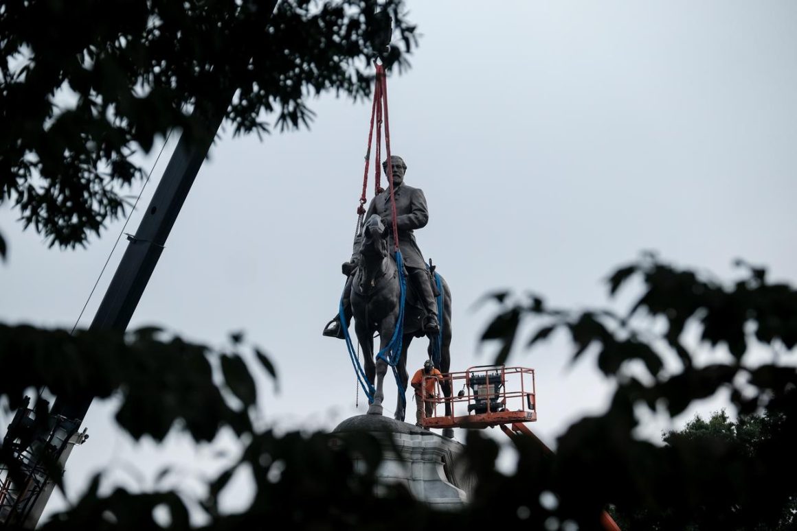 Retour des statues controversées aux États-Unis