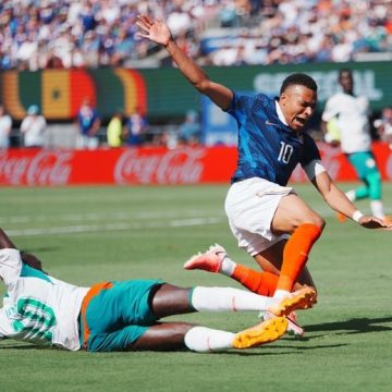87ca7a0a-9ed4-4da7-884f-db7cf6457e29 Débat sur la Décision Arbitrale lors de France-Sénégal au MetLife Stadium