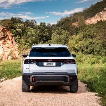 La Jeep Compass 4xe entièrement électrique : un choix stratégique