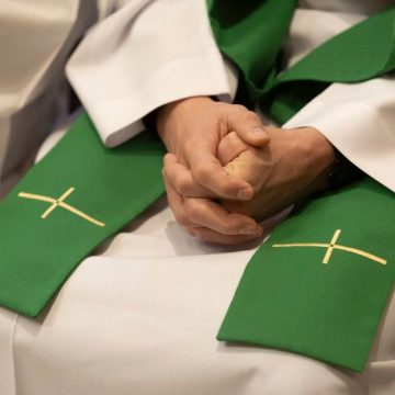 Un homme accusé d’avoir escroqué des prêtres à la retraite