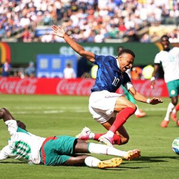 La France s’impose face au Sénégal mais échappe à un penalty