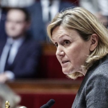 Yaël Braun-Pivet rencontre les gendarmes et soutient la création d’une commission d’enquête