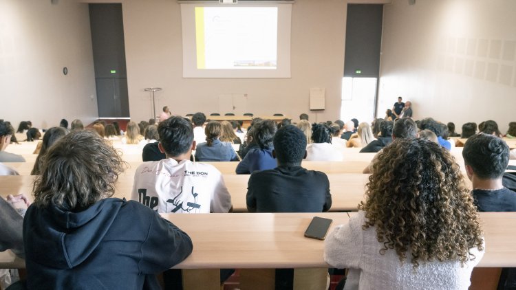 a232b6a7-e27a-4d1c-8d3a-3950e4b4db05 L’intelligence artificielle s’invite dans les cours au lycée