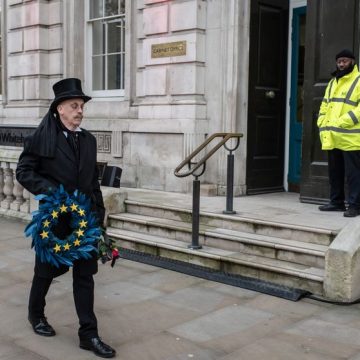 A man wearing an undertaker's attire, holding an 'EU' wreath, walks past the Cabinet Office on Whitehall. Nouvelles perspectives pour la relation UE-Royaume-Uni