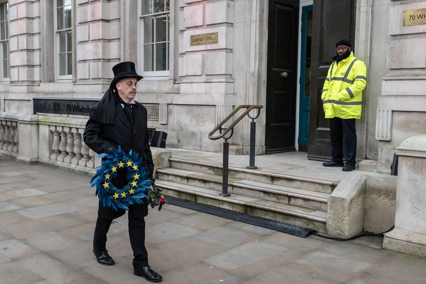 A man wearing an undertaker's attire, holding an 'EU' wreath, walks past the Cabinet Office on Whitehall. Nouvelles perspectives pour la relation UE-Royaume-Uni
