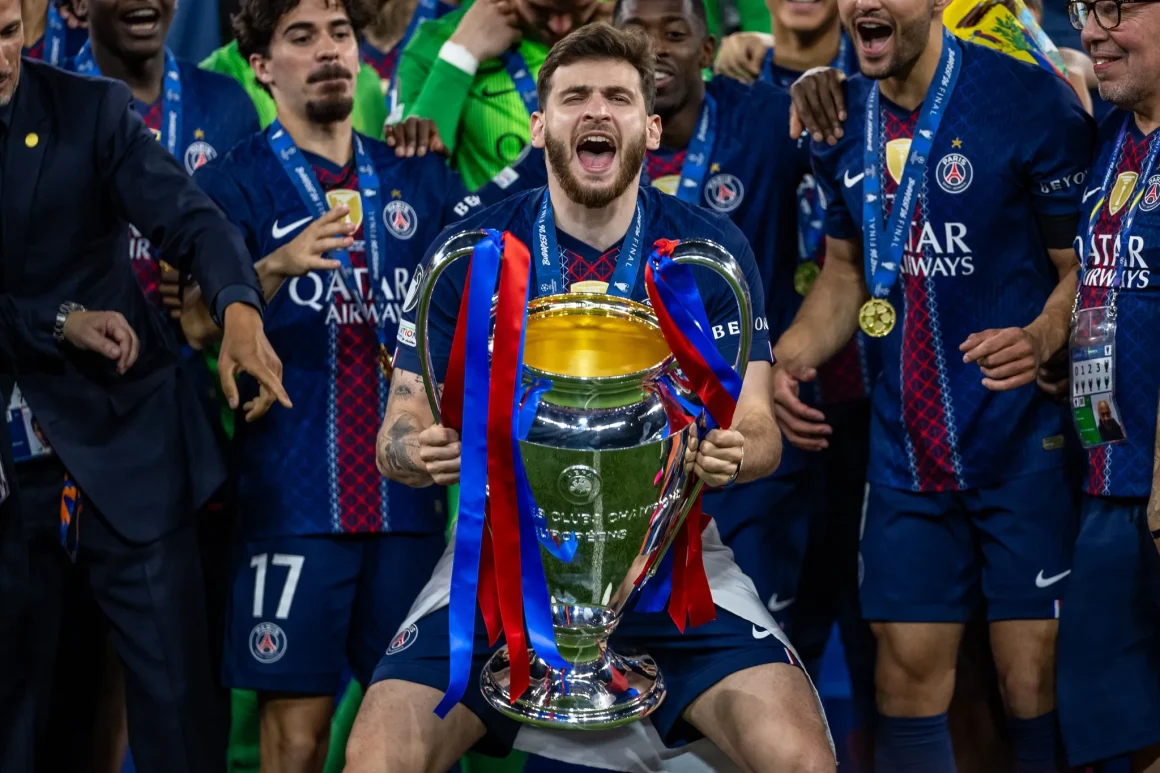 b1268f7b-42e9-46f4-83c6-53e60d52582f Succès et célébrations du PSG après leur victoire en Ligue des champions