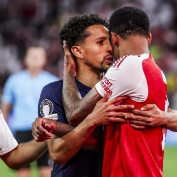Marquinhos réconforte Gabriel après la finale de la Ligue des champions