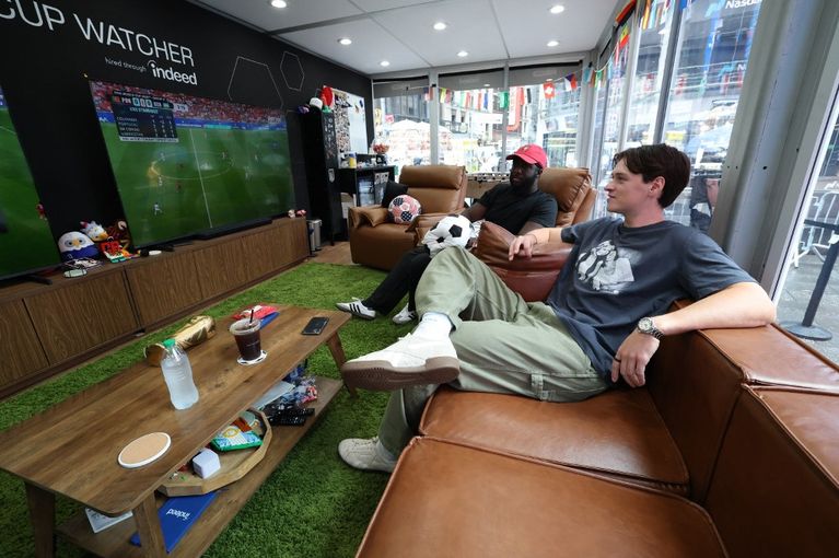 Football fans watching all 104 World Cup matches in a glass box in Times Square Coupe du monde 2026 : Résultats et Programme du 24 juin