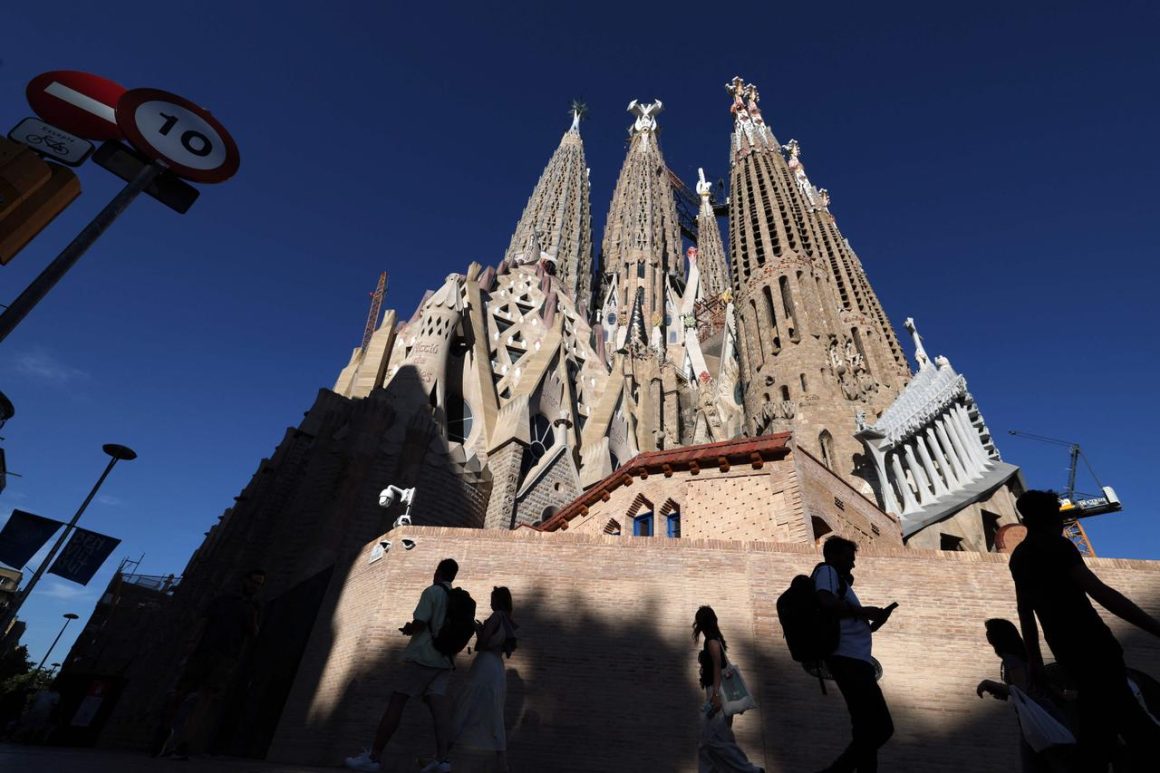 c1ee45a5-fae3-4673-8c15-18b669b4c875 La Sagrada Família : un symbole controversé à Barcelone