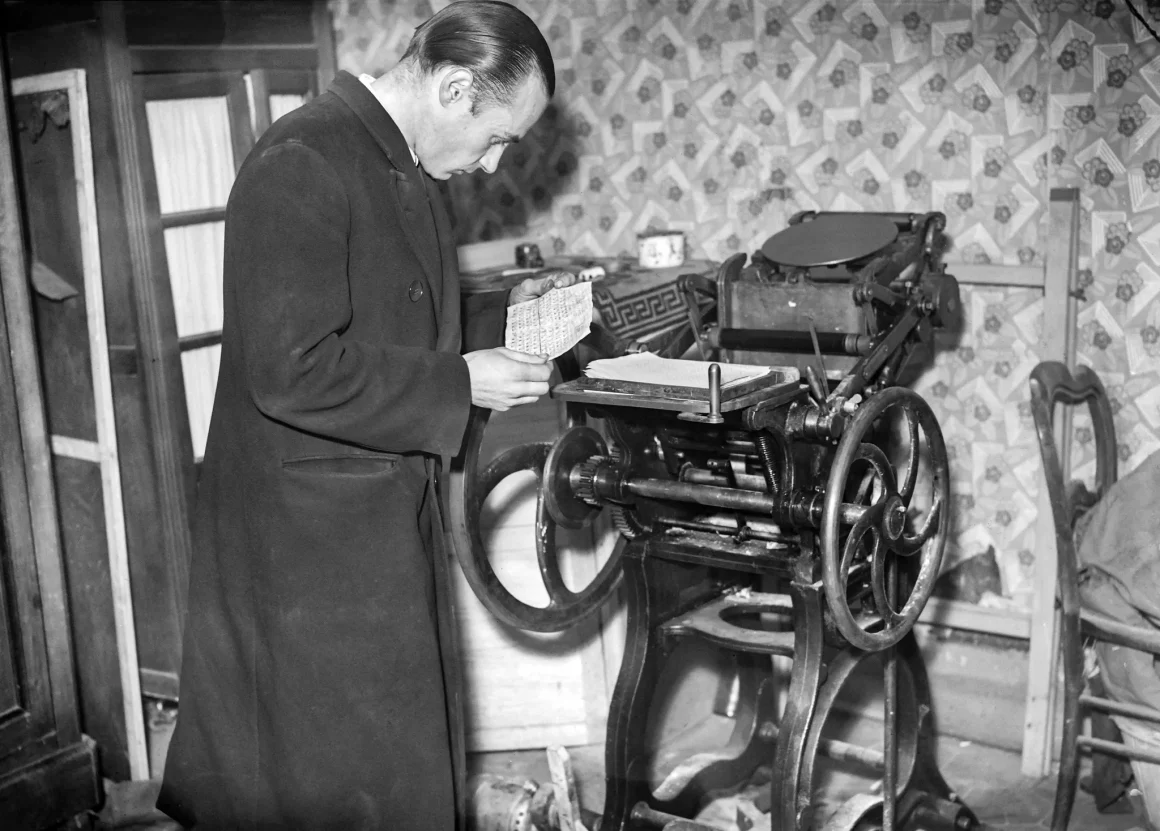 c59154c8-ee68-449a-8d9a-8946f06d7f62 Les Faussaires et l’Évolution du Graphisme au XXe Siècle