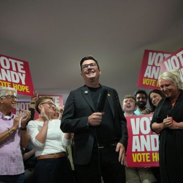 Andy Burnham Delivers Speech On Apprenticeship in Makerfield Andy Burnham : Un Maire Ambitieux se Lance dans les Législatives