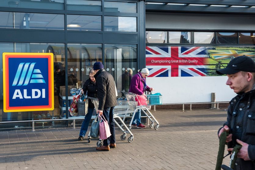 Shoppers outside a branch of the German supermarket chain Aldi Impacts économiques du Brexit et augmentation de la pauvreté au Royaume-Uni