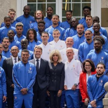 Emmanuel Macron en visite chez les Bleus avant la Coupe du Monde