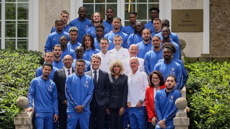 d13fb511-8551-4c54-ad95-708148a661d9 Emmanuel Macron en visite chez les Bleus avant la Coupe du Monde