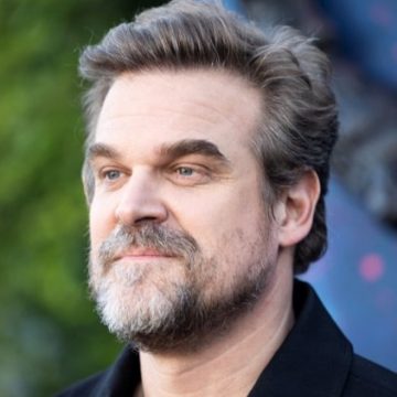 d39f4e82-b190-42ae-aa44-b6dbcabd9141 David Harbour parle de sa relation avec Millie Bobby Brown et des rumeurs de harcèlement