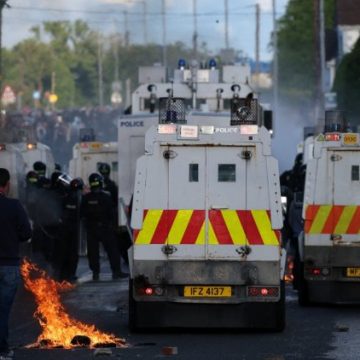d3ead146-a25c-4544-976d-9c1f4cbf8b14 Des émeutes à Belfast : tensions autour de l’inculpation d’un réfugié soudanais