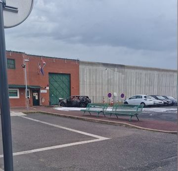 db0906f5-a29a-4e4c-a616-bd3eaf43dde5 Une voiture incendiée devant le centre pénitentiaire de Nanterre