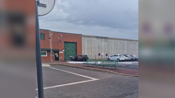 db0906f5-a29a-4e4c-a616-bd3eaf43dde5 Une voiture incendiée devant le centre pénitentiaire de Nanterre