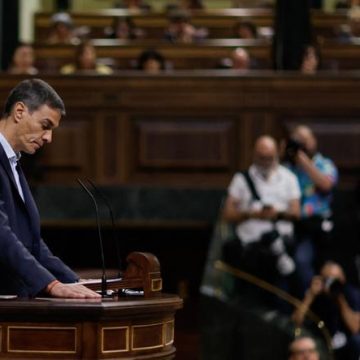 Pedro Sanchez défend son mandat malgré les scandales