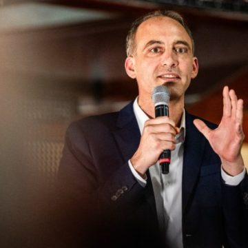 Raphaël Glucksmann envisage sa candidature à la présidentielle