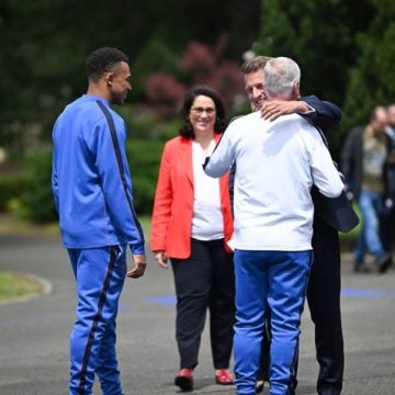 ec4ee6f4-2d39-4aee-9e78-a721aa33c339 Une visite inattendue d’Emmanuel Macron à Clairefontaine