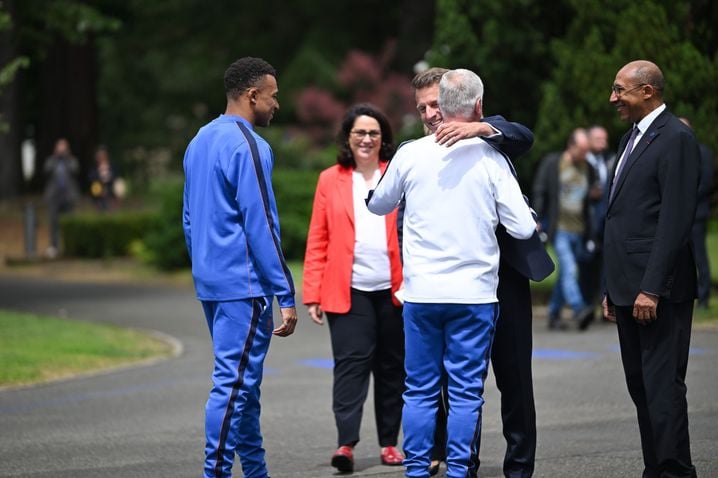 ec4ee6f4-2d39-4aee-9e78-a721aa33c339 Une visite inattendue d’Emmanuel Macron à Clairefontaine