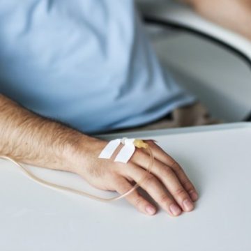 Un débat sur la suppression du titre de séjour pour soins