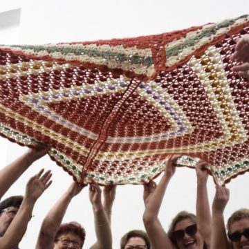 Des couvertures crochetées pour lutter contre la chaleur en Andalousie