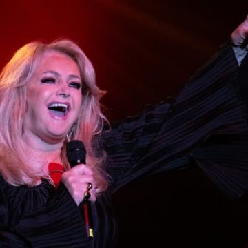 Bonnie Tyler sort du coma artificiel après une opération en urgence