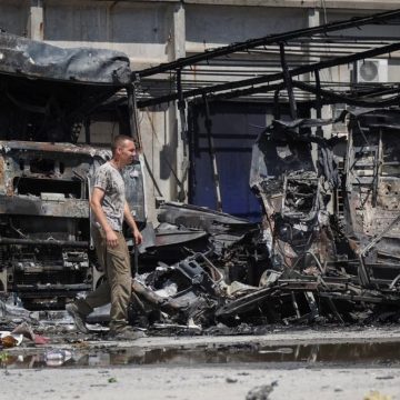 Des tensions et des attaques distinctes en Ukraine et en Russie