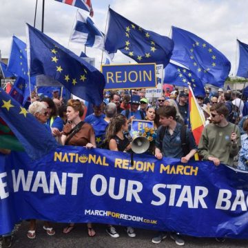 National Rejoin March on the tenth anniversary of the Brexit referendum in London, UK - 20 Jun 2026 Dix Ans Après le Brexit: Une Révision Économique