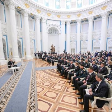 Russia's President Putin meets graduates of "Time of Heroes" educational program in Moscow Vladimir Poutine promeut les vétérans de la guerre en Ukraine