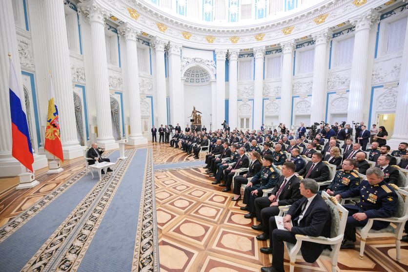 Russia's President Putin meets graduates of "Time of Heroes" educational program in Moscow Vladimir Poutine promeut les vétérans de la guerre en Ukraine