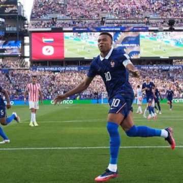 L&rsquo;équipe de France se hisse en quarts de finale grâce à Mbappé