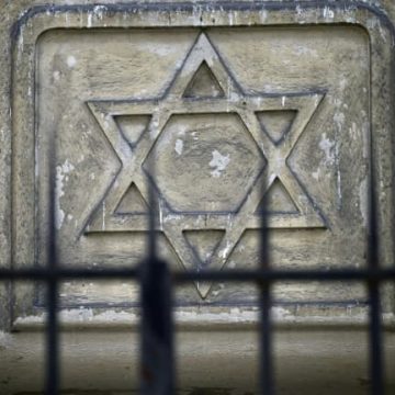0acd8dfa-60ae-47cd-83fb-db801e1cd56f Vol de Rouleaux de la Torah à Levallois-Perret
