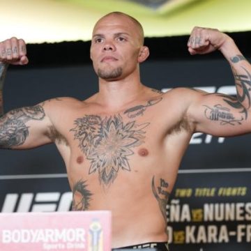 Anthony Smith arrêté pour accusations graves