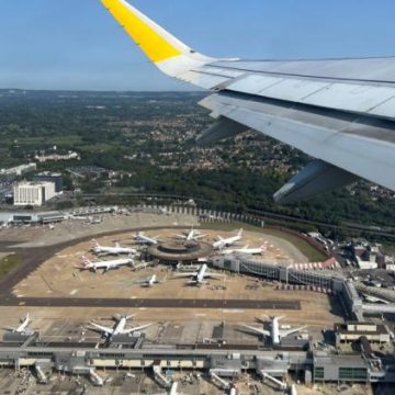 10c687da-1634-4648-aec3-7949b3435e35 Record de vols commerciaux : analyse du trafic aérien