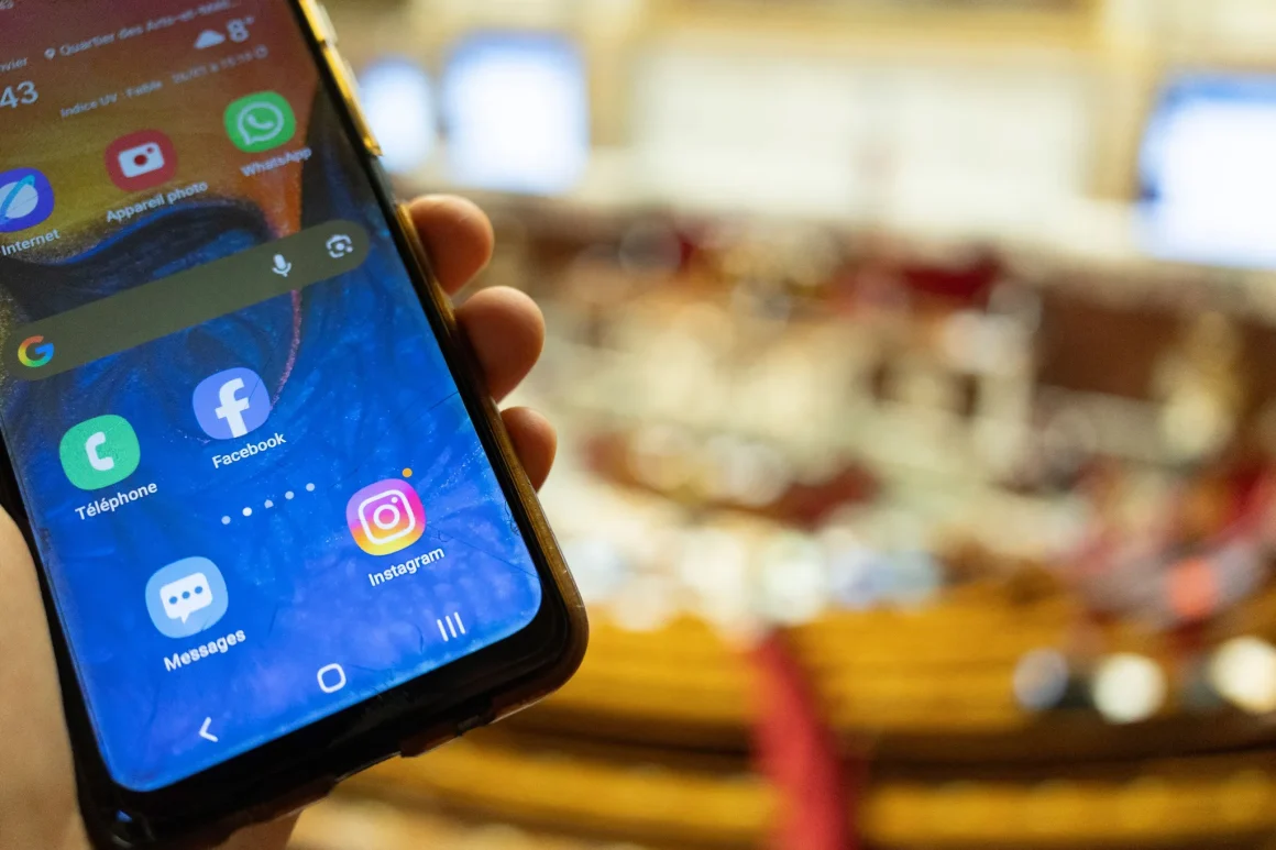110df830-f4dd-4273-a067-12476c8bfb17 L’interdiction des réseaux sociaux aux moins de 15 ans : un pas vers une nouvelle régulation en France