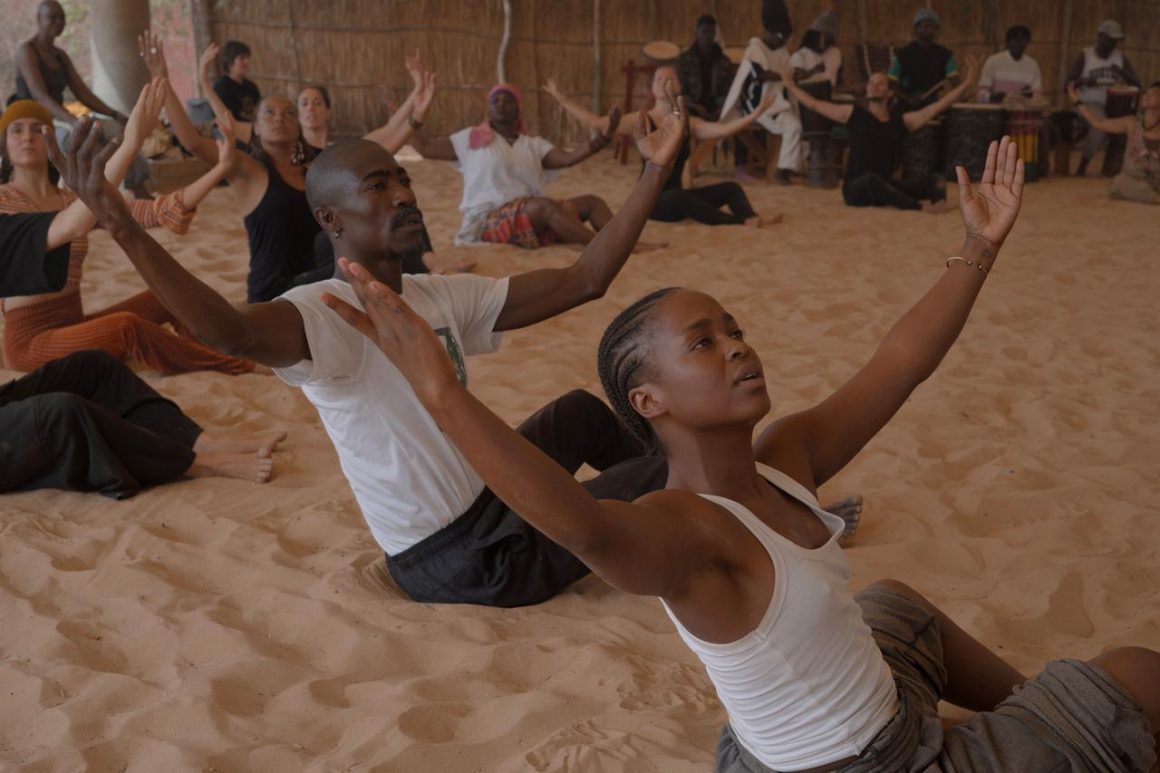 122dd7ef-18d3-4917-91ae-8432cb0e4931 École des Sables : Quand la danse se réinvente sur le sable