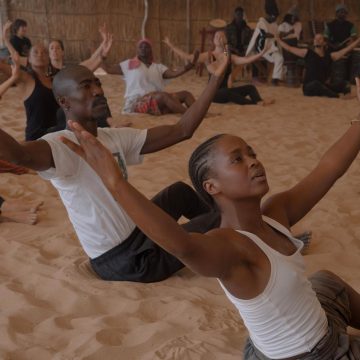 122dd7ef-18d3-4917-91ae-8432cb0e4931 École des Sables : Quand la danse se réinvente sur le sable