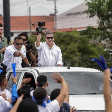 12f5338f-eeec-4d49-80b2-240087c70e56 Gracié aux États-Unis, Juan Orlando Hernandez rentre au Honduras pour être jugé