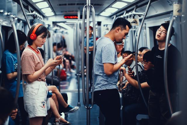 13e233e3-ff1a-40a0-8686-70fed6ebbed8 Durcissement des contrôles de sécurité dans le métro de Shenzhen
